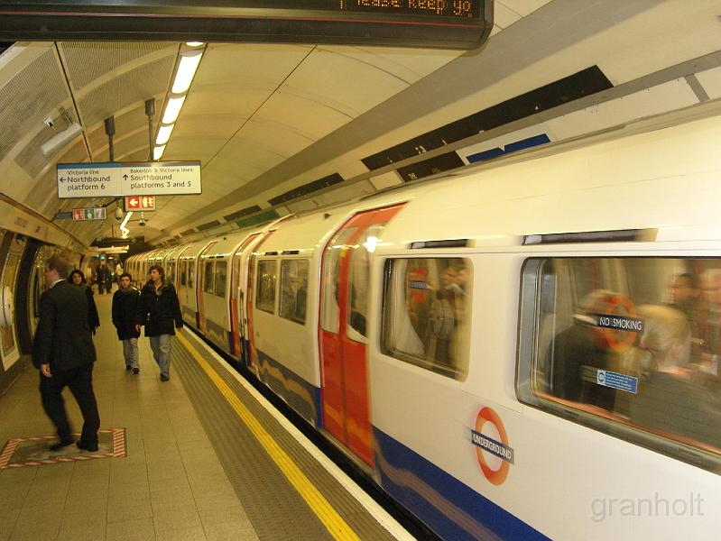 SNV17455.JPG - London Underground